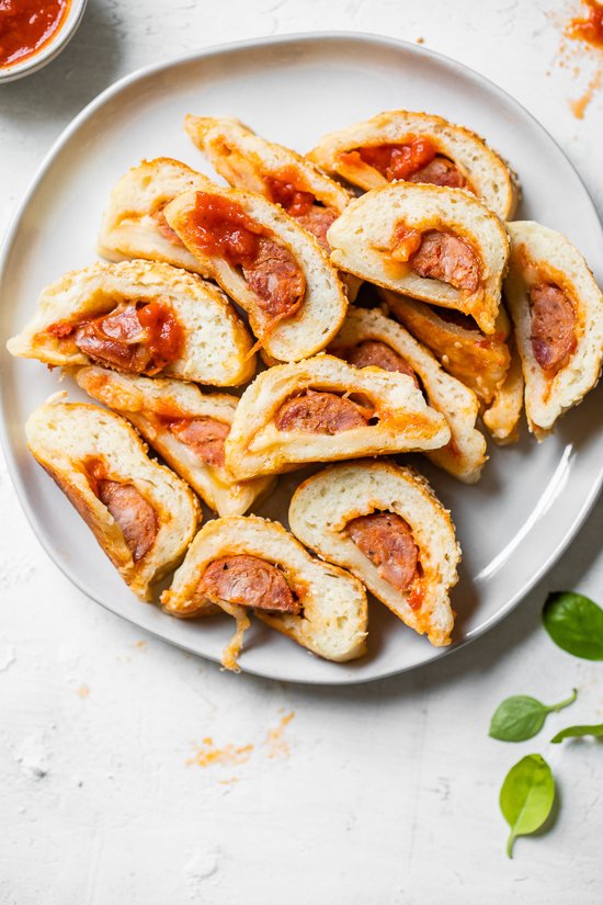 Rollos de salchicha para pizza (hechos con masa de bagel de yogur griego)