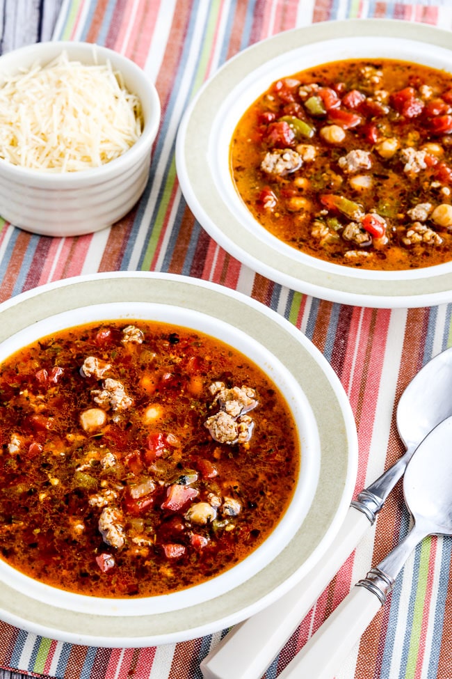 Sopa de salchichas instantáneas con pesto