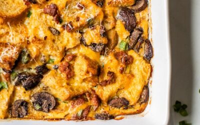 Estratos de desayuno con salchichas y champiñones