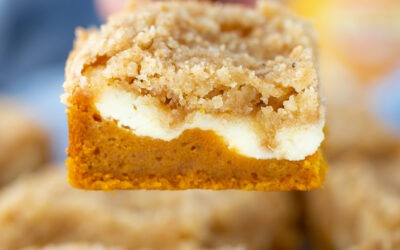 Pastel de migas de queso crema y calabaza