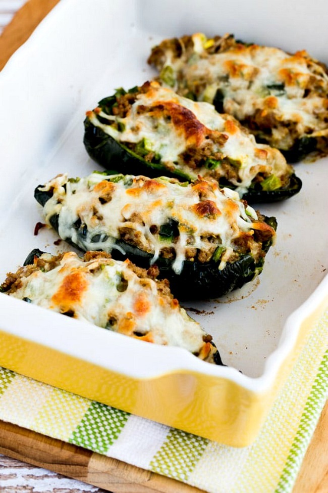 Poblanos rellenos de queso con pavo molido (Video)
