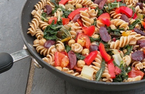 Pasta con verduras, garbanzos y aceitunas