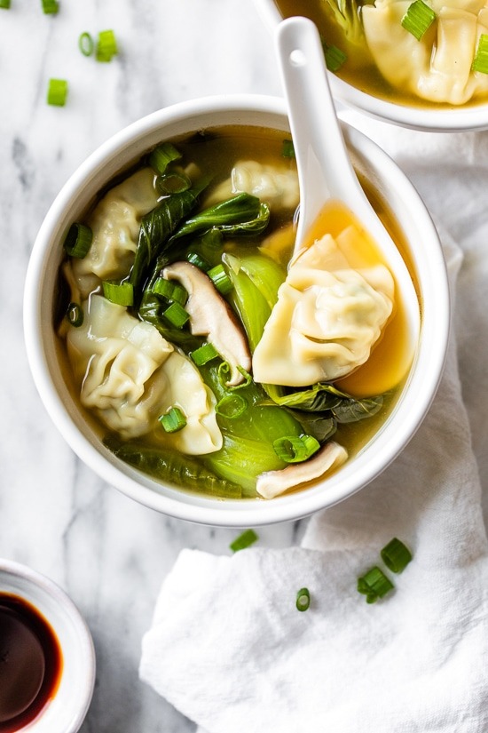 Receta fácil de sopa Wonton (15 minutos)