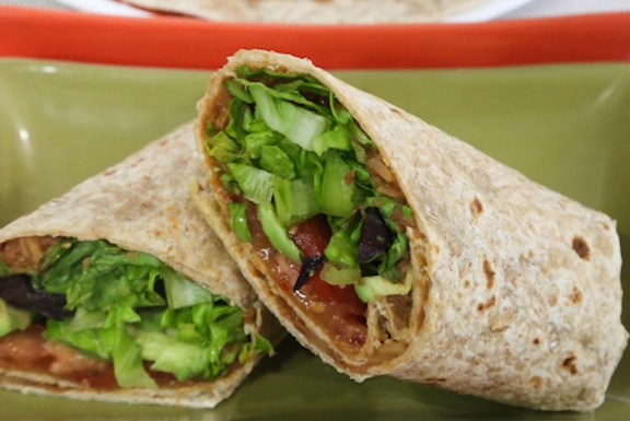 Envolturas de frijoles refritos | VegKitchen.com