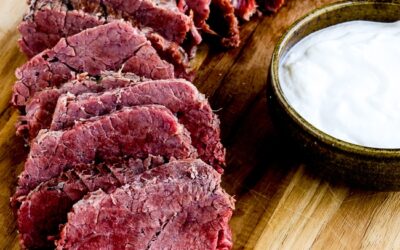 Carne en lata al instante con salsa cremosa de rábano picante