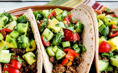 Tacos de carne molida con salsa de tomate y aguacate