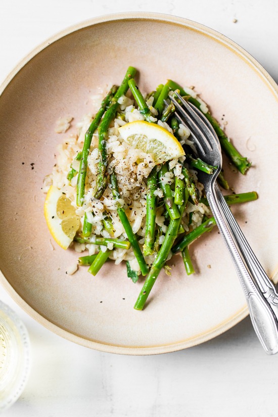 Risotto de espárragos de primavera con limón