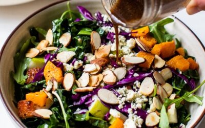 Ensalada de col rizada y calabaza con peras y almendras