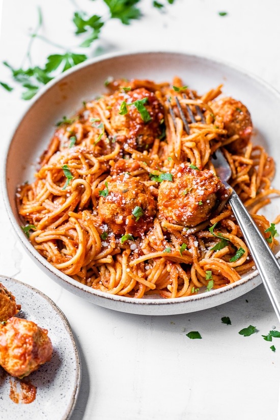 Spaghetti instantáneo y albóndigas de pavo