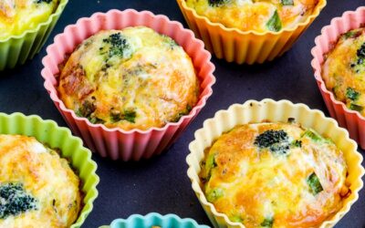 Muffins de huevo keto con brócoli, tocino y queso