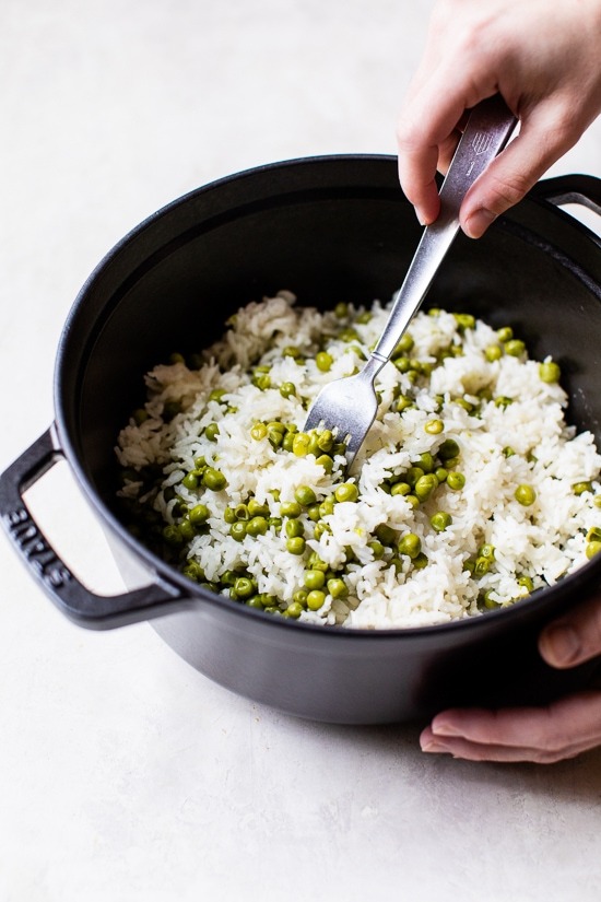 Arroz y guisantes al horno fáciles