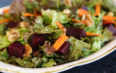 Ensalada de verduras mixtas con remolacha y nueces