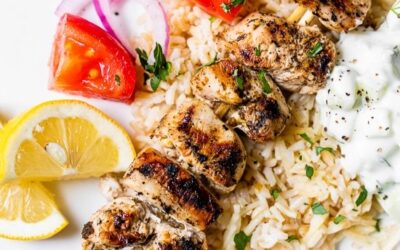 Brochetas de pollo a la parrilla con salsa de yogur y pepino