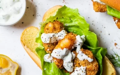 Sándwich de Camarones Fritos con Salsa Tártara