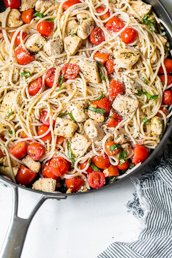 Espaguetis con Pollo Salteado y Tomates con Uva