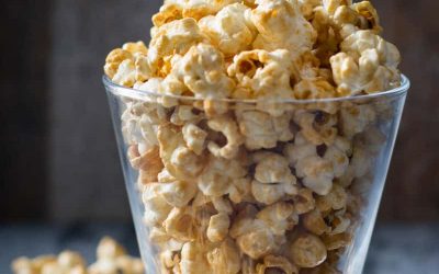 Palomitas de maíz de caramelo con jarabe de Karo fáciles