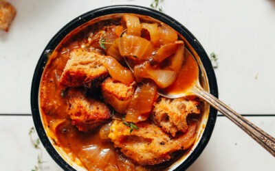 1 olla de sopa de cebolla francesa (¡vegana!)