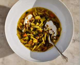 Sopa de fideos con caldo de fuego