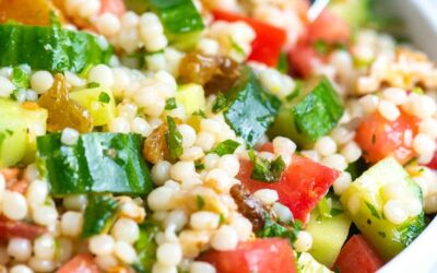 Nuestra ensalada favorita de cuscús con hierbas y limón