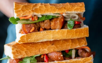 Banh Mi de cerdo vietnamita con panza de cerdo con caramelo