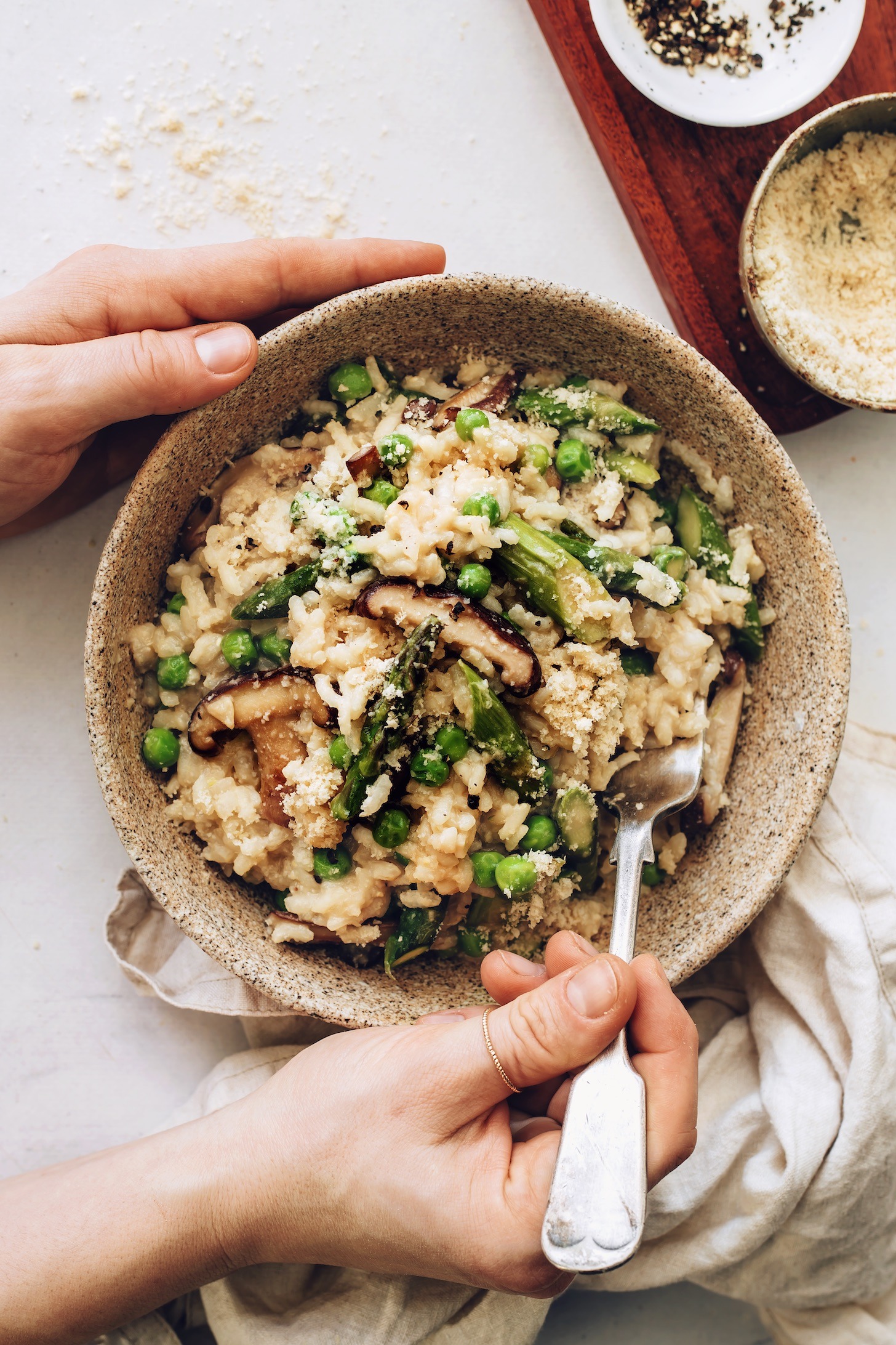 Risotto vegano con miso y verduras de primavera