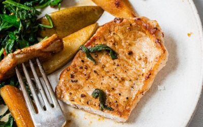 Chuletas de cerdo y peras con hojas de mostaza picantes