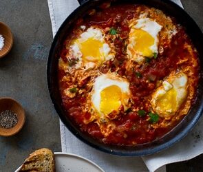 Receta de huevos en salsa de tomate