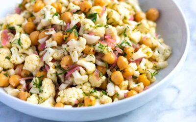 Ensalada de coliflor con hierbas y garbanzos