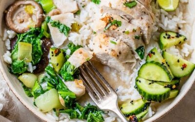 Pollo escalfado con coco con Bok Choy y champiñones