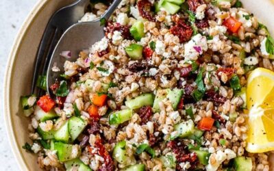 Ensalada Farro con Feta, Pepinos y Tomates Secados al Sol