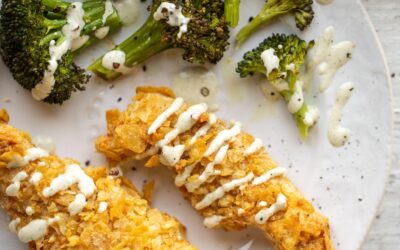 Dedos de pollo con costra de papas fritas con brócoli asado y rancho