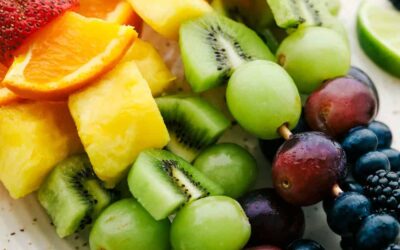 Brochetas de frutas frescas del arcoiris